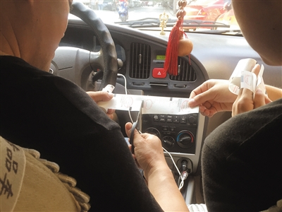 　　为了防止连号，他从两卷出租车空白发票中各剪下5张进行打印。这10张发票每张的车牌号都不一样，而且来自不同的出租车公司。