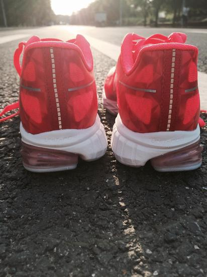 鞋后跟反光工艺。