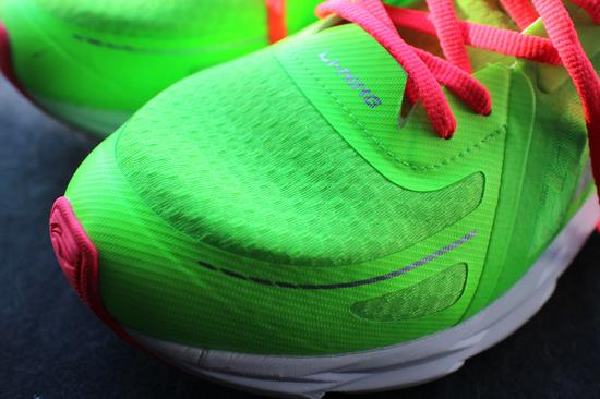 鞋面是三明治网布＋纱材质＋胶印的方式。