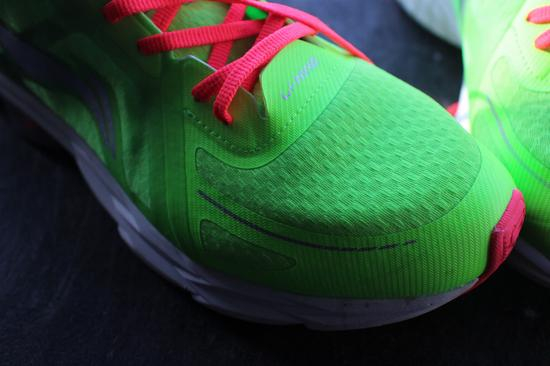 环弓二代的鞋身主体正是我眼里标准的运动色，莹光绿配上荧光红，亮眼无比。