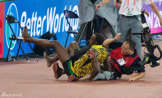 新浪体育直击摄像哥撞翻博尔特一幕