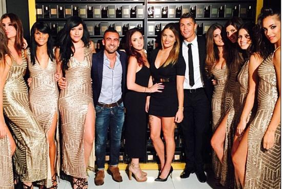 发布会上美女环绕