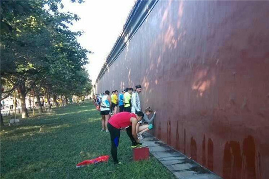 女选手跟男选手一起。