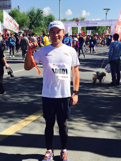 新浪高级副总裁魏江雷出席哈尔滨半马开幕式，并创下了自己今年半程最好成绩1小时46分30秒。