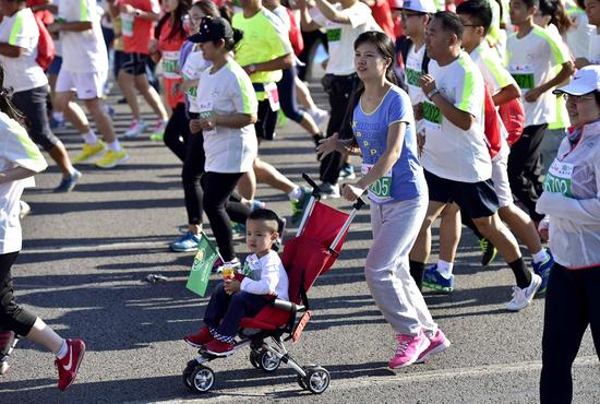 家长推车和孩子参与比赛。