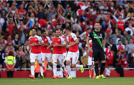 阿森纳球员庆祝吉鲁进球定胜局