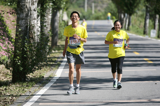 赛道蜿蜒 跑友痛并快乐着