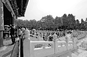 图为《石渠宝笈特展》一经展出便吸引了观众排队观赏。