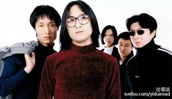 左二戴眼镜的是年轻时代的黄磊……呃，汪峰老师