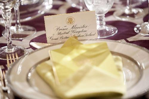 英国首相卡梅伦的座次牌