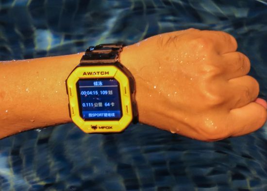 图22　[蝶泳]因蝶泳动作不太熟练，只游了111米，109划，消耗64卡路里，用时4分15秒