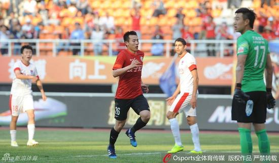 两队首回合较量，隋维杰（右）喝水遭偷袭