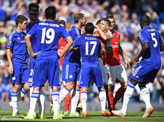 加布里埃尔吃红牌后，科斯塔躲到了一边……