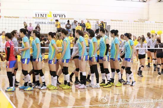 友好握手 (图片来源：上海东浩兰生女排俱乐部)