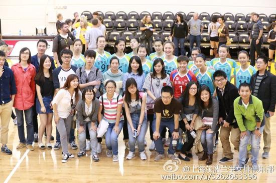 上海女排与当地华人球迷合影(图片来源：上海东浩兰生女排俱乐部)