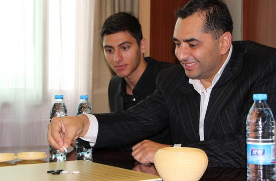 国际智力运动联盟驻俄罗斯总裁阿拉-巴格达萨良学习五子棋规则