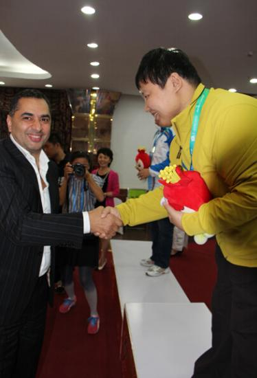 国际智力运动联盟驻俄罗斯总裁阿拉-巴格达萨良为祈观颁奖