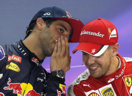 里卡多和维泰尔在比赛尾声缠斗的画面被安全车扼杀