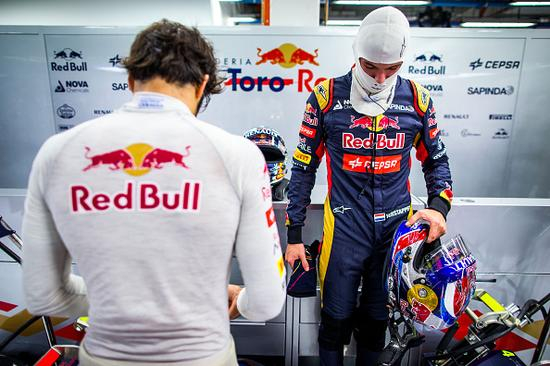 小红牛需要一次内部会议探讨内斗问题。