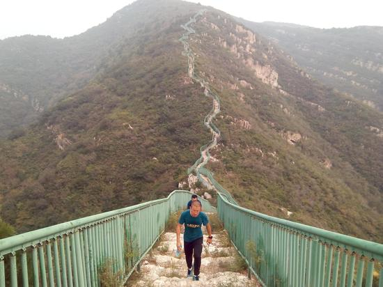 赛道中石阶路。