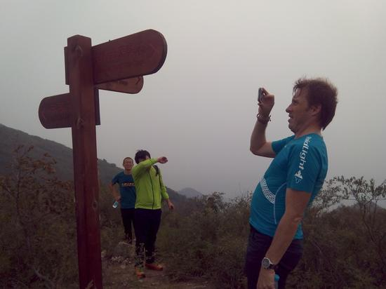 拉瓦尔在赛道考察中。