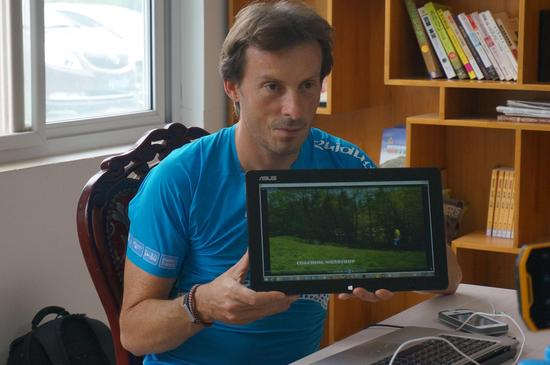 拉瓦尔为我们展示越野跑赛事视频。