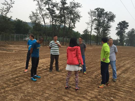 赛道起点区，相关人士进行了交流。