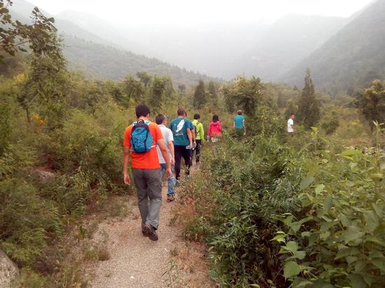 赛道中土石路。