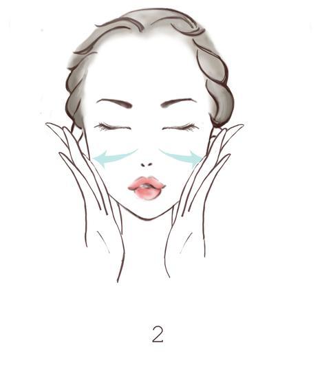 Step 2 脸颊由里向外再向上清洗，这样有助于打开毛孔，彻底清洁