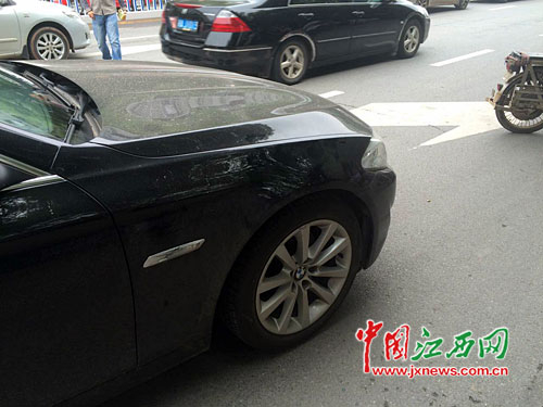 宝马车右前轮上方有损伤