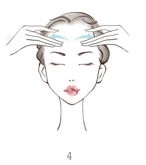 Step 4额头由里向外清洗，这样可以抚平我们经常说的抬头纹