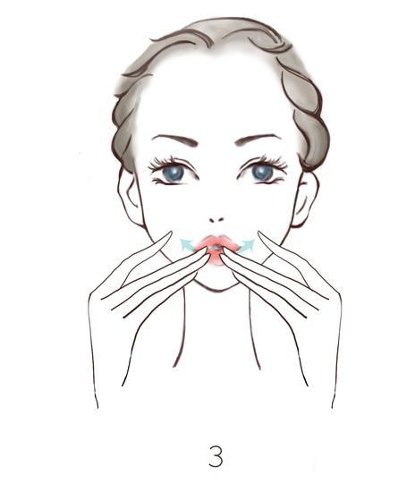 Step 3嘴巴由里向外清洗，这样可以减轻表情纹路