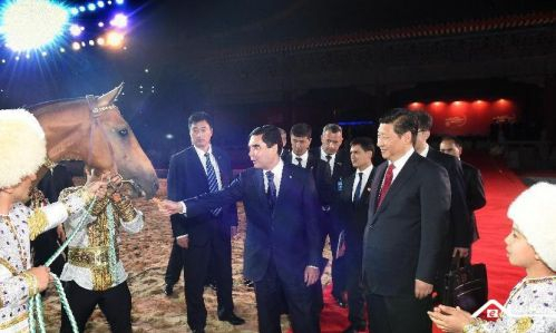 　　2014年5月12日晚，国家主席习近平与土库曼斯坦总统别尔德穆哈梅多夫在北京共同出席世界汗血马协会特别大会暨中国马文化节开幕式。这是习近平接受别尔德穆哈梅多夫代表土方赠予中方的一匹汗血马。（资料图）