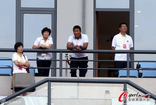 张恩华（右二）在比利亚雷亚尔当教练