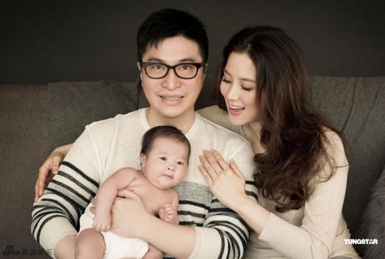 2011年产下李家三少爷 三口合影