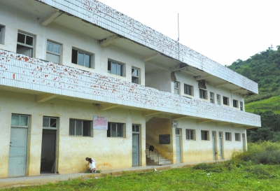 寨坪小学教学楼被鉴定为危房，停止使用。