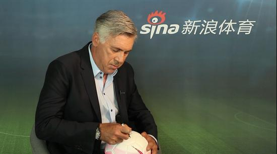 安切洛蒂签名足球