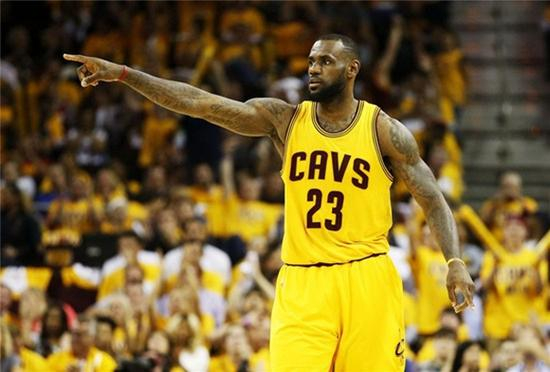 詹姆斯的巨星光环让老鹰毫无办法