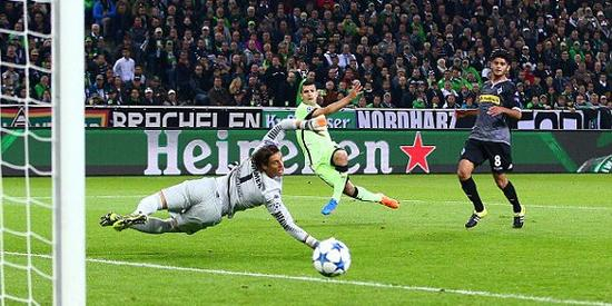 阿圭罗错失单刀