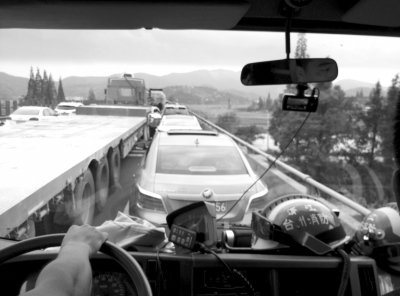 高速路应急车道被堵，救援车辆通行困难。图/东方IC