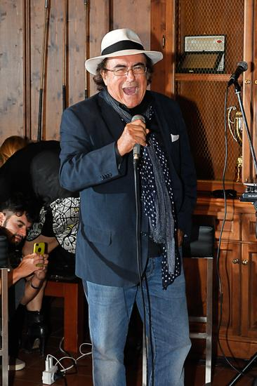 歌王阿巴诺在海南公开赛上献唱