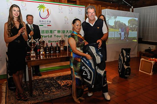 海南公开赛执委会秘书长、金博禄机构董事长唐莉萍为获奖者颁奖