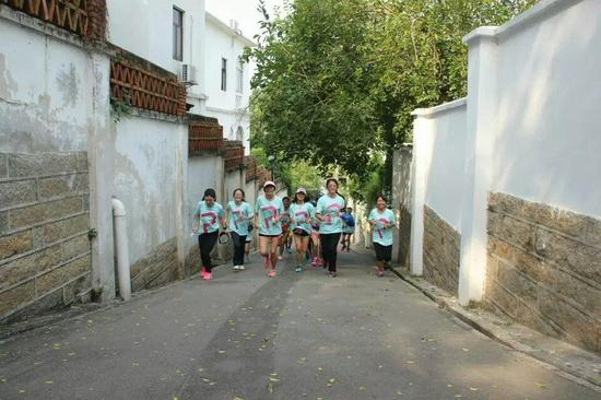 跟团员一起跑。