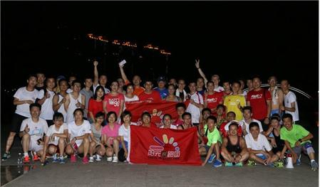 跑后合影，夜幕不知不觉就降临下来。