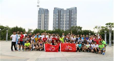 跑前合影，天还是亮亮哒。