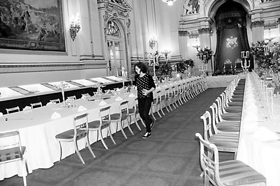 工作人员在白金汉宫的宴会厅精心准备。黄培昭摄