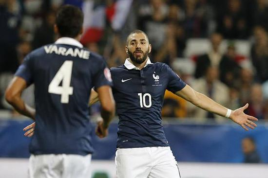 本泽马庆祝进球