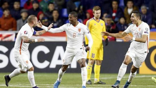 维纳尔杜姆与队友庆祝进球