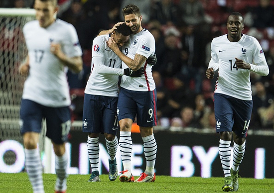 吉鲁与马夏尔庆祝进球