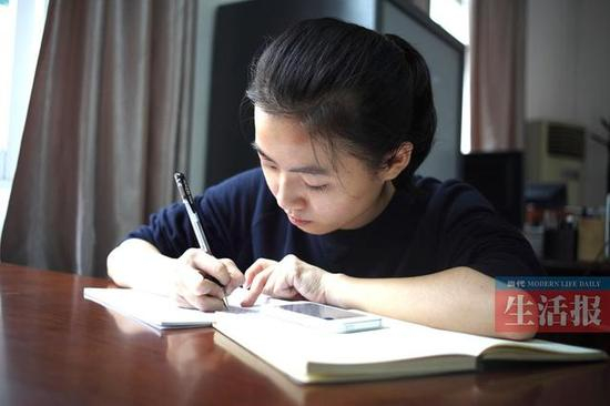 黎氏水在给本报读者手写一封信